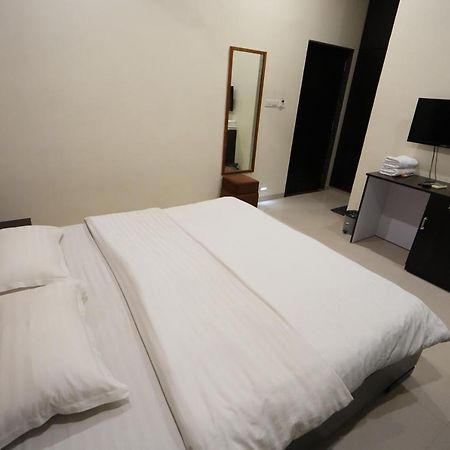 Hotel Ravi Residency Nadiad Экстерьер фото