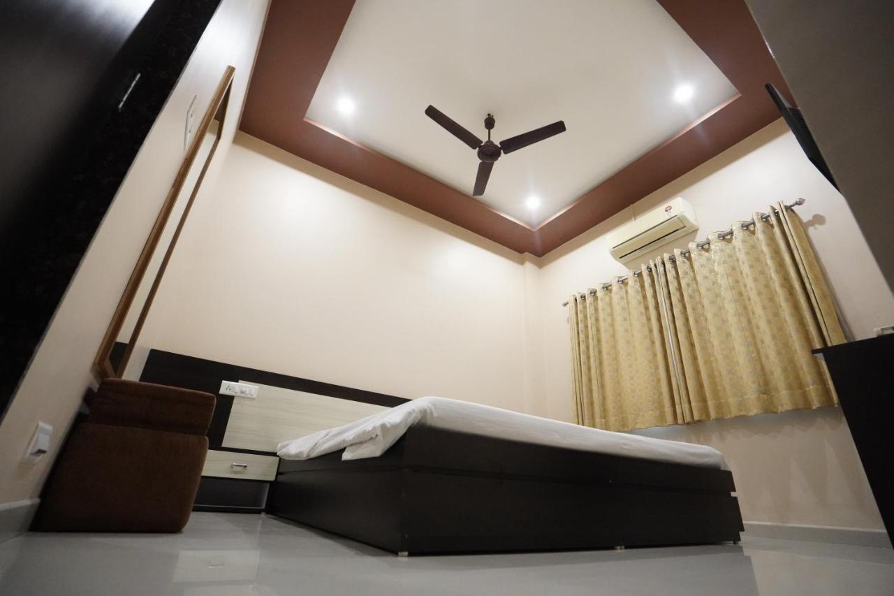 Hotel Ravi Residency Nadiad Экстерьер фото